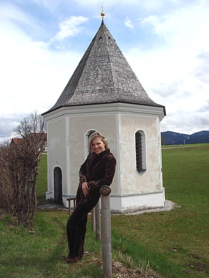 Miriam in front of the romantic little chapel in Greilingen near Bad Toelz