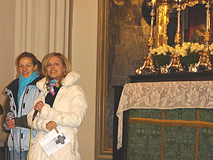 Miriam singt beim Jugendgottesdienst in der Basilika Mondsee