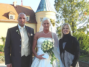 Sonja und Reinhard mit Miriam vor Schloss St.Martin-Graz